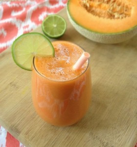 Dưa lưới là loại quả chứa nhiếu nước, vitamin B, vitamin C, kali và kẽm. Dưa lưới chứa rất ít calo và có thể dùng vào bữa ăn sáng.