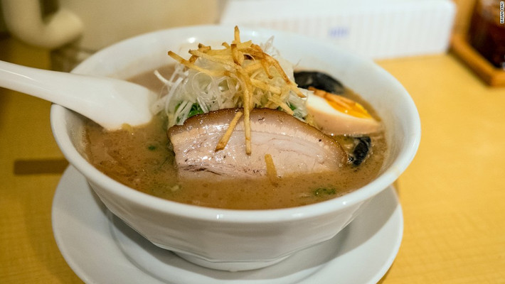 Miso chỉ là một sản phẩm phụ của nước tương nhưng lại là gia vị quan trọng nhất trong căn bếp của người Nhật. Ngoài dùng để cấu canh thì miso còn được ăn trực tiếp với cơm.