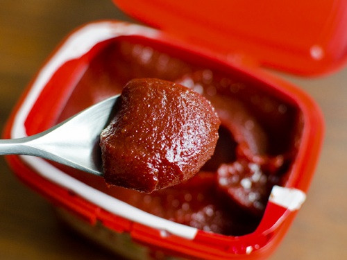 Sốt Gochujang: Khi làn sóng ẩm thực Hàn Quốc đi qua khắp mọi nơi thì mọi người mới hiểu thêm về ẩm thực của nước này ngoài kim chi và cơm cuộn. Được làm từ ớt, đậu tương lên men, gạo nếp và muối, sốt Gochujang được coi là món quà dành cho đường ruột khi tạo cho các món ăn Hàn Quốc vị đặc trưng.