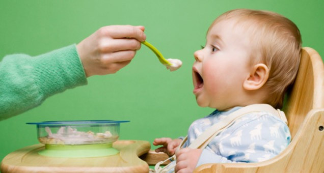 Ăn dặm đúng cách là cho bé ăn dặm đúng thời điểm, không nên cho bé ăn dặm quá sớm. Đối với các bé sinh đủ tháng, thời điểm bắt đầu ăn dặm tốt nhất là từ 5,5 – 6 tháng tuổi để giảm các triệu chứng tiêu hóa, biếng ăn sau đó. Đối với các bé sinh non, thời điểm ăn dặm không bắt đầu sớm hơn 6 tháng tuổi và không nên trễ hơn 7.5 tháng