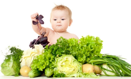 Khi chọn trái cây, cha mẹ nên chọn loại ít ngọt hoặc độ ngọt trung bình như chuối, bơ, thanh long, dâu tây, xoài, cam...Thời gian uống nước ép hoặc ăn hoa quả nên sau bữa chính ít nhất 30 phút, không nên giới thiệu cùng bữa chính khi bé đã bị biếng ăn do đổi vị hoặc ăn cách bữa ăn chính 2-3 tiếng. Lượng nước ép tối đa là 70-70ml/ngày và tuần không quá 3 ngày.