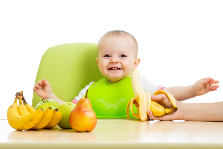 Hãy là cha mẹ thông minh khi lựa chọn loại hoa quả cho bé. Trái cây có chứa đường fructose, đặc biệt các loại trái cây có vị ngọt cao, dễ làm bé bị đầy hơi hoặc các vấn đề tiêu hóa khác. Ngoài ra, đường còn dẫn đến nguy cơ sâu răng cao và rất dễ làm thay đổi vị giác của bé, nguyên nhân chính làm bé từ chối sữa và các thức ăn khác.