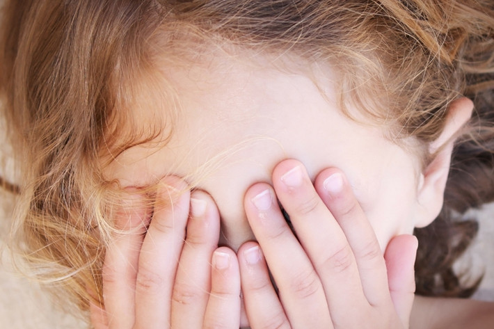 Ảnh làm con xấu hổ: Rất nhiều cha mẹ thích kể “xấu” con trên mạng xã hội, mặc dù đó chỉ là vì quá yêu con mình. Nhưng thói quen này có thể ảnh hưởng xấu đến trẻ cả trước mắt và về lâu dài. Sự hổ thẹn không chỉ ảnh hưởng đến niềm tin của trẻ vào cha mẹ mà còn khiến trẻ bị chấn thương tinh thần, lo lắng và trầm cảm về sau.
