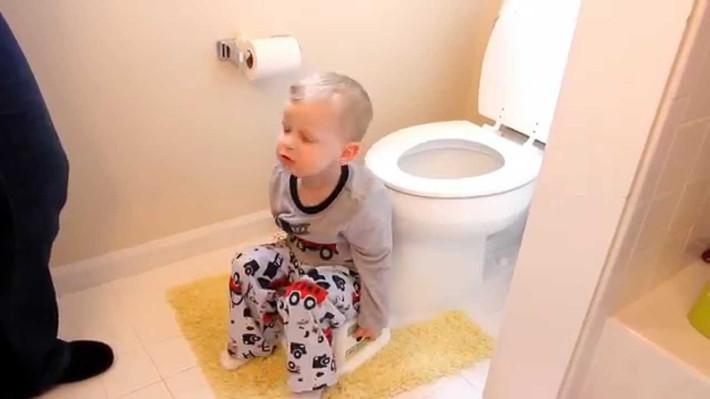 Ảnh con đi vệ sinh hoặc ngồi bô: Nếu cân nhắc đến những hậu quả về sau thì chắc chắn cha mẹ sẽ không bao giờ đăng những tấm ảnh con đang làm việc riêng lên mạng. Nên nhớ, tất cả những gì trên mạng sẽ tồn tại mãi mãi. Bạn có muốn con mình khi lớn sẽ lần đầu tiên được nhìn thấy chính mình đang làm việc nhạy cảm ở trên mạng xã hội?