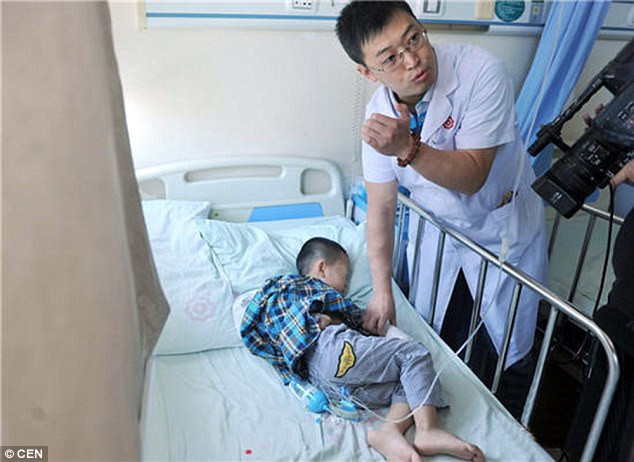 Tuy nhiên đến ngày 8/6/2016, tình trạng của bé có vẻ không đỡ khi vết đỏ trên cổ tay sưng phồng lên to hơn trước. Khi tiến hành hút nước ở vết sưng và mổ, các bác sĩ đã vô cùng choáng váng khi thấy một chiếc chun vòng đang ăn vào phần thịt trên cổ tay của Longlong.