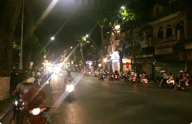 Khu vực Hồ Gươm, Hà Nội cũng diễn ra cảnh tương tự. Quân Nguyễn cho hay: "Hôm qua mình đang ở nhà thì có bạn đập cửa rầm rầm, mở ra mới biết xin bắt nhờ Pokemon. Mình không hiểu có gì hứng thú đến mức làm phiền người khác như vậy".