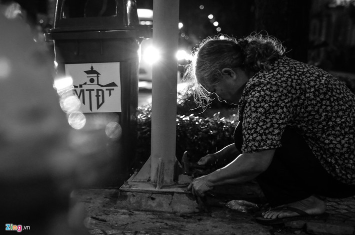 Dù tuổi đã cao, nhưng bà bảo "ông Trời cho tôi mắt sáng và bàn tay khỏe mạnh để tiếp tục mưu sinh nuôi cháu khôn lớn".