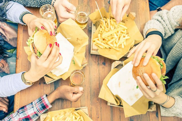 Lợi ích chính của bữa ăn gian lận là ảnh hưởng của nó tới lượng leptin trong cơ thể. Leptin là một hormone được chất béo sản sinh để duy trì sự cân bằng năng lượng. Khi leptin đạt ngưỡng nào đó, nó ra tín hiệu cho não biết rằng cơ thể đã tích lũy đủ năng lượng để bạn có thể rời khỏi bàn ăn.