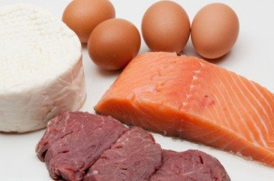 Có một bộ phận truyền tin trong não khiến các tế bào não bị kích động là acetylcholine. Chất này được tạo thành từ choline có trong trứng, gan và đậu nành. Các loại rau như cải bắp, bông cải và súp lơ cũng có tác dụng đối với trí nhớ.
