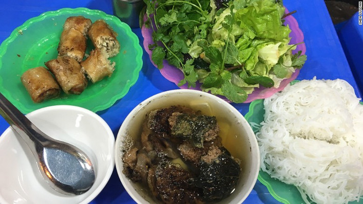 Bún chả: Trong danh mục những món ăn ngon, phở là món ăn nổi tiếng nhất của Việt nam nhưng bún chả mới là sự lựa chọn hàng đầu cho những bữa trưa tại Thủ đô. Chỉ nhìn vào những đám khói nướng thịt nghi ngút sau khoảng 11h trưa là biết ngay các quán bún chả bắt đầu nướng những viên thịt tròn đã được ướp sẵn trên than củi để phục vụ thực khách. Bún chả còn được ăn kèm với món nem cua bể rất ngon. Đây cũng chính là món ăn mà Tổng thống Obama đã ăn thử khi đi ăn cùng với ông Bourdain.