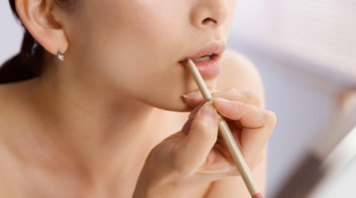 Cũng chỉ là phương pháp trang điểm, bạn hãy đánh son màu hồng rồi dùng chì viền môi màu sẫm hơn màu son rồi bôi một chút son bóng lên là bạn đã có một đôi môi gợi cảm không kém Angelina Jolie.