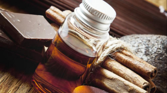 Tất cả những chất có tác dụng làm lưu thông máu như quế đều có thể khiến môi đầy đặn hơn một chút. Chưa kể mùi quế còn khiến bạn cảm thấy dễ chịu suốt cả ngày.