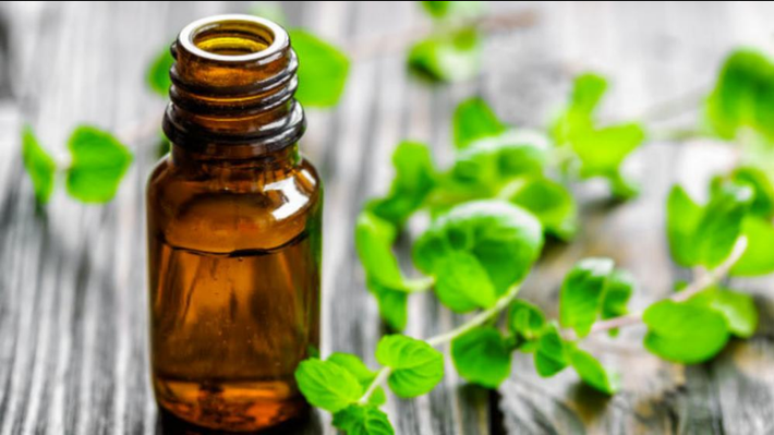 Dầu bạc hà không chỉ có tác dụng làm thư giãn thần kinh mà còn khiến đôi môi dày tự nhiên. Loại dầu này kích thích môi vừa đủ để môi sưng nhẹ mà không hề gây ra tác hại nào.