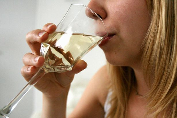 Trong xã hội hiện đại ngày nay không hiếm gặp những hình ảnh phụ nữ uống bia rượu vì nhu cầu giải trí hoặc lý do công việc. Vậy phụ nữ uống rượu bao nhiêu là đủ?