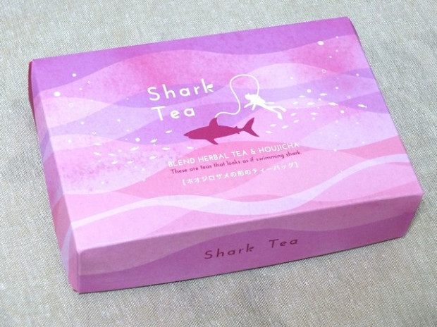 Nhà sản xuất Daisho đã đưa sản xuất hai loại, một loại có hương trà xanh thượng hạng và loại kia đặc biệt hơn vì có kèm theo tinh chất dâm bụt và tầm xuân khiến nước trà có màu đỏ như máu. Nếu là người có thói quen lấy túi trà ra khỏi tách trà trước khi uống, nhiều người sẽ tưởng bạn đang uống một ly tiết cá voi.