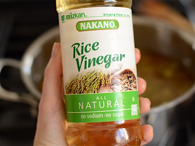 Cho thêm dấm gạo cho nước canh đậu phụ có vị chua. Vì dấm có vị chua hơi gắt nên có thể cho thêm 1/2 thìa xì dầu cho dịu lại.