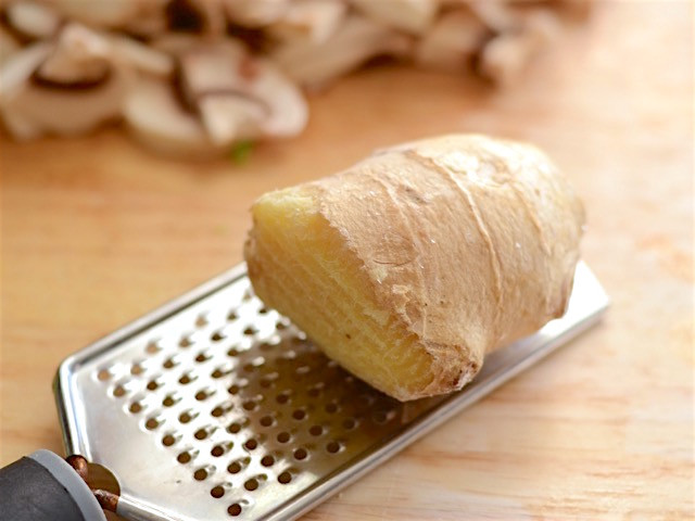 Gừng mài nhỏ lấy 1 thìa. Có thể để gừng trong ngăn đá rồi lấy ra bào cho dễ.