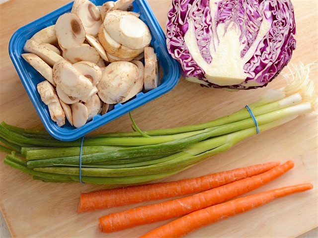 Nguyên liệu cho món canh đậu phụ chua cay gồm có: 1 hộp đậu phụ, ¼ cái bắp cải tím, 200gr nấm mỡ, 4 tép hành lá, vài củ cà rốt, gừng, nước dùng rau củ.