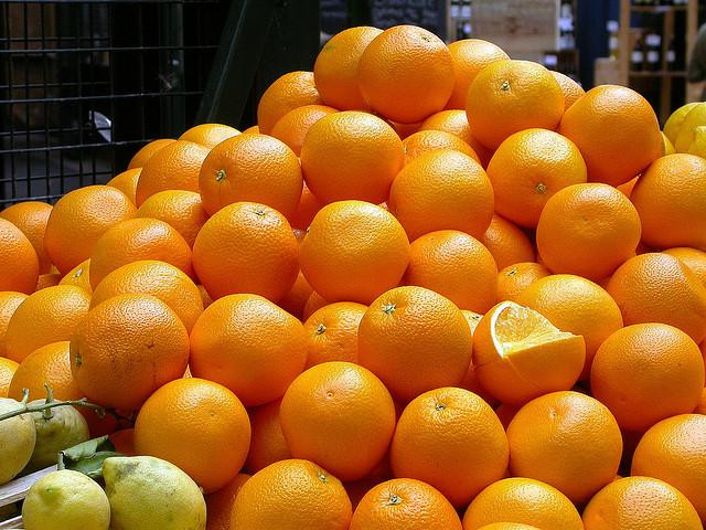 Nếu uống quá nhiều vitamin C so với nhu cầu của cơ thể, chẳng những cơ thể sẽ đào thải mà còn gây ra những triệu chứng như chóng mặt, tiêu chảy, đau dạ dày. Lượng vitamin C trung bình mỗi ngày nên ở khoảng 2.000mg từ tự nhiên. Nếu uống hơn 500mg vitamin C dạng thuốc mỗi ngày thì bạn còn có nguy cơ bị sỏi thận.