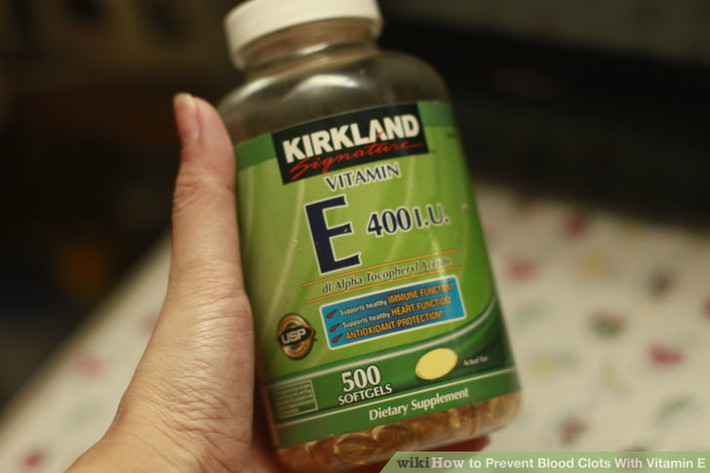 Vitamin E đóng vai trò quan trọng đối với chức năng miễn dịch và chuyển nhận thông tin giữa các tế bào. Trước kia nhiều người tin rằng vitamin E còn có thể chữa được bệnh ung thư nhưng ngày nay các bác sĩ đều chứng minh ngược lại về tác dụng của vitamin E đối với ung thư. Một nghiên cứu cho thấy đàn ông uống bổ sung vitamin E có nguy cơ bị ung thư tuyến tiền liệt cao gấp 17%.