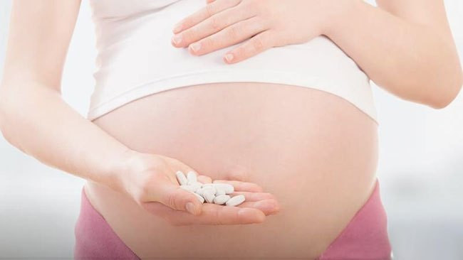 Paracetamol là một trong những loại thuốc thông dụng nhất dùng để hạ sốt và giảm đau. Các bác sĩ vẫn cho phép những phụ nữ mang thai được uống loại thuốc này. Kết quả của nghiên cứu này không đáng lo ngại và các bà bầu có thể yên tâm sử dụng nhưng cần lưu ý nếu liều lượng đề xuất không có tác dụng giảm đau hay hạ sốt thì nên hỏi ý kiến bác sĩ khoa sản.