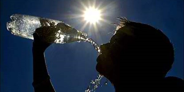 Uống thật nhiều nước. Mặc dù đây là điều được nhắc đi nhắc lại nhưng mất nước chính là nguyên nhân hàng đầu dẫn đến tình trạng say nắng. Nắng nóng làm cơ thể đổ rất nhiều mồ hôi dẫn đến mất nước nhiều và nhanh hơn bình thường. Do vậy, bạn cần uống thật nhiều nước trước, trong và sau khi ra nắng. Lưu ý không uống nước quá lạnh vì dễ gây co bóp dạ dày.