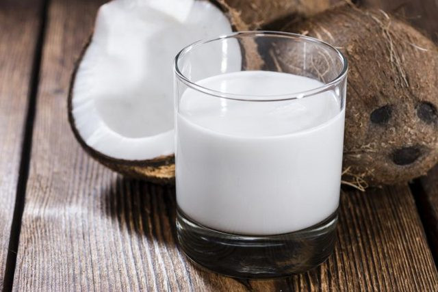 Nước cốt dừa có tác dụng nuôi dưỡng tóc rất tốt. Lấy một cốc nước cốt dừa pha với 2 thìa dầu oliu và 2 thìa nước cốt chanh, 2 thìa bột bắp. Đun nóng hỗn hợp này trong khoảng vài phút, để cho nguội lại rồi bôi lên tóc, để khoảng 1 giờ rồi gội sạch.