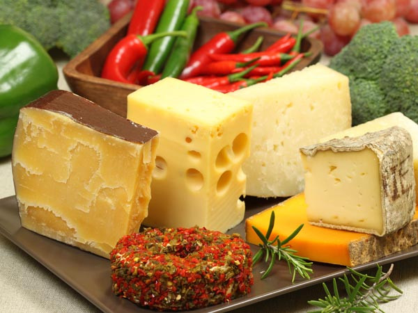 Mặt nạ phô mai tươi với rau mùi tây có tác dụng làm trẻ hóa da và làm ngực săn chắc. Trộn 2 thìa phô mai tươi với 1 nắm rau mùi tươi đã băm nhỏ cho đến khi nhuyễn rồi bôi lên vòng 1 khoảng 30 phút.