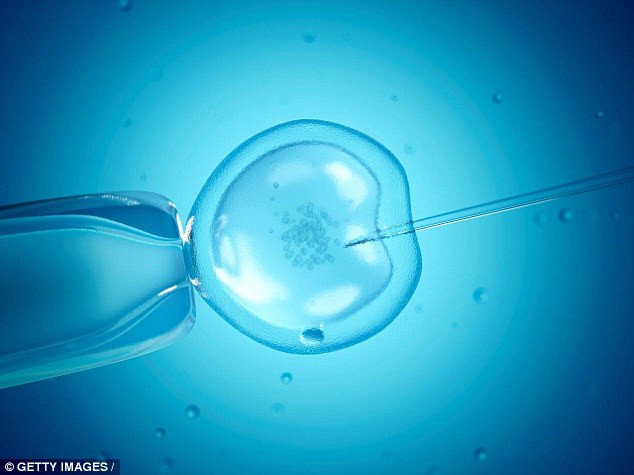 Sau hai lần tiến hành IVF thất bại Laura tiếp tục đi xét nghiệm để xác định nguyên nhân. Kết quả siêu âm cho thấy cô bị tích dịch vòi tử cung, tức vòi trứng bị ứ dịch độc nên phôi thai không thể phát triển. Bác sĩ đã tiến hành hút chất dịch này ra.