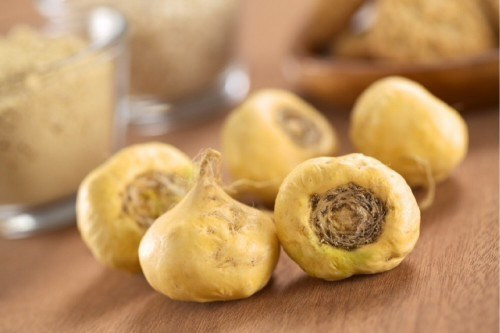 Củ maca hoàn toàn không có liên quan gì đến hạt maccadamia đang được trồng ở Việt Nam. Loại củ họ cải này xứng đáng là siêu thực phẩm mới vì có vị êm dịu, có thể được chế biến thành đủ món từ súp đến bánh có tác dụng tăng cường năng lượng, cân bằng tâm trạng và cũng là loại thực phẩm "chồng ăn vợ khen"