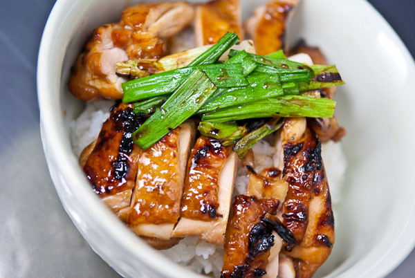 Gà Teriyaki là một món ăn được ưa thích trong mùa Vu Lan. Vị ngọt của thịt gà đã được ướp cùng rau thơm rồi nướng lên và ăn kèm với cơm trắng và cải bắp ngâm dấm hoặc salad.