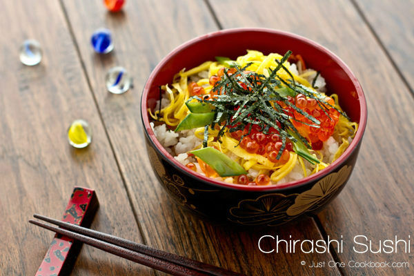 Chirashi Sushi là loại sushi được trang trí sắp xếp đa dạng các nguyên liệu trên cơm sushi mà chủ yếu là các nguyên liệu dùng cho sushi cơm nắm.