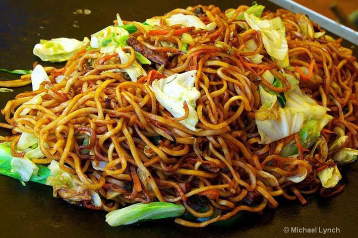 Yaki Soba là một món mì xào của Nhật Bản, gồm có rau củ, thịt, hải sản và nước sốt. Với cách làm nhanh chóng, đơn giản và cực kì thơm ngon nên rất được người dân Nhật yêu thích.