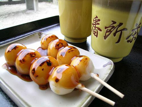Bánh trôi Nhật Bản đặc biệt vì có thể luộc hoặc nướng rồi xiên que ăn cùng với nước sốt từ đường, xì dầu và rượu. Nhân bánh có thể là nhân ngọt như socola hoặc nhân mặn gồm thịt và rau.