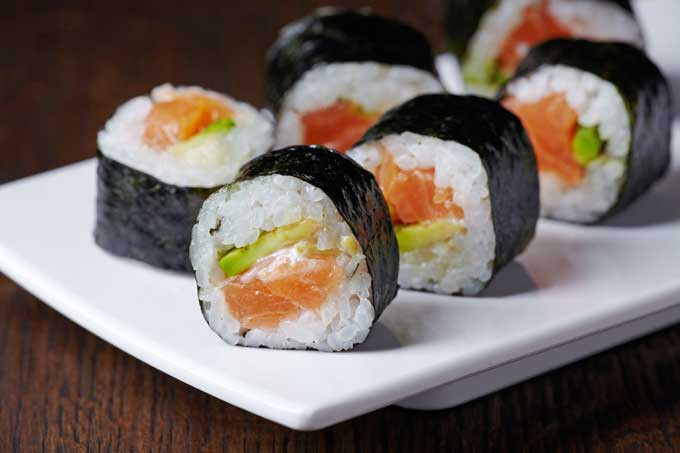 Sushi maki có nghĩa là sushi dày hoặc sushi béo là một món sushi truyền thống của Nhật, cuốn bằng củ cải trắng khô, dưa chuột, cảu bó xôi và trứng. Trong món ăn mùa Vu Lan này cá khô được nhuộm thành màu hồng.