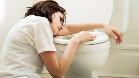 Tình trạng lụt lội trong mùa mưa khiến cho các nguồn nước dễ bị nhiễm độc dẫn đến tiêu chảy, bệnh viêm đường ruột khi ăn hoặc uống phải đồ ăn hoặc thức uống đã bị nhiễm khuẩn tiêu chảy vibrio. Dấu hiệu ban đầu thường là tiêu chảy dạng nước không đau bụng, nôn mửa và mất nước (mắt trũng, da nhăn và khô). Vì vậy cần bảo đảm uống nước sạch bằng cách đun sôi để tránh bị tiêu chảy.