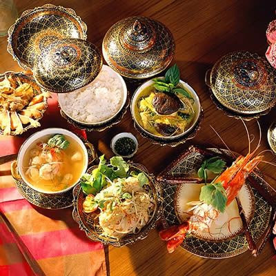 Trong thập kỷ vừa qua các món ăn của Thái đã trở nên rất phổ biến, trong đó món phổ biến nhất là pad Thái tức hủ tiếu xào. Đặc trưng của ẩm thực Thái là các loại gia vị từ ngọt, chua, cay đến đắng. Để thực sự trải nghiệm ẩm thực Thái, hãy ăn thử các món mì nước khác ngoài pad Thái.
