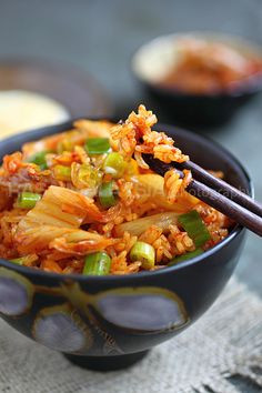 Rất nhiều người đã từng ăn thử kimchi và từ bỏ không dám ăn các món ăn Hàn Quốc nữa. Nhưng ẩm thực Hàn Quốc không chỉ có kim chi mà còn có cơm, thịt, rau và hải sản với hương vị độc đáo khiến thực khách hoặc sẽ rất thích hoặc sẽ rất ghét.