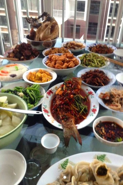 Ẩm thực Trung Quốc là một trong những nền ẩm thực đa dạng và nhiều món ngon nhất thế giới, tiêu biểu là ẩm thực Phúc Kiến, An Huy, Quảng Đông, Triết Giang, Sơn đông, Tứ Xuyên và Hồ Nam. Theo y học truyền thống, món ăn cần phải duy trì được sự cân bằng âm dương nên người Trung Quốc luôn cố gắng cân bằng màu sắc, hương vị, chất liệu và mùi vị.