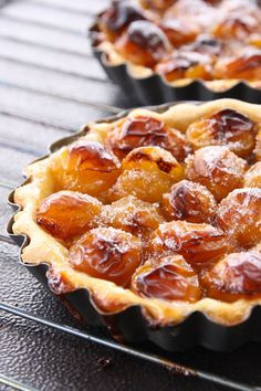Những đầu bếp 5 sao nổi tiếng nhất thế giới thường học nghề tại Pháp. Ẩm thực Pháp dùng phô mai, socola và bánh mì baguette nhưng một thứ không thể thiếu được trong các bữa ăn là rượu.