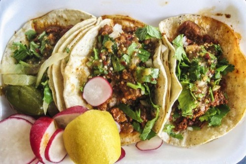 Đồ ăn Mexico rất được ưa chuộng tại Mỹ , từ sốt bò hầm đến bánh ngô kẹp nhân và các món ăn cay. Các nhà hàng châu Âu thường phục vụ các món ăn Bắc Mexico nhưng cũng có nhiều sự lựa chọn khác cho thực khách. Các món ăn của ngươi Maya cổ thường phảng phất mùi thơm nhưng ẩm thực của Trung và Nam Mexico lại có hương vị tinh tế hơn. 