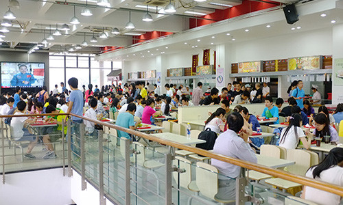 Các quán ăn tự chọn tại một số trường đại học của Trung Quốc phục vụ rất nhiều món ăn giá rẻ cho sinh viên và tất nhiên “tiền nào của đấy”. Với giá từ dưới 30k thì chắc chắn chỉ có thể ăn những món thí nghiệm của đầu bếp hoặc những món tận dụng nguyên liệu bỏ đi. Sau đây là những món ăn không nuốt nổi nhất.