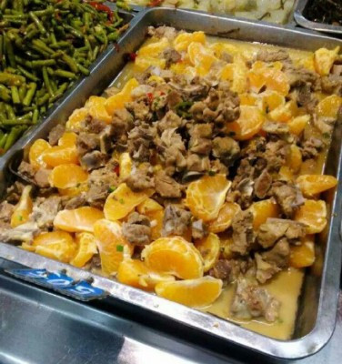 Thịt xào cam: trong món ăn này, những múi cam trông giống như được rắc vào làm gia vị cho món ăn và nghe cũng có vẻ chấp nhận được. Tuy nhiên món này chắc chỉ dành cho người ăn chua vì chỉ nhìn thôi là bạn đã thấy cồn cào ruột gan.