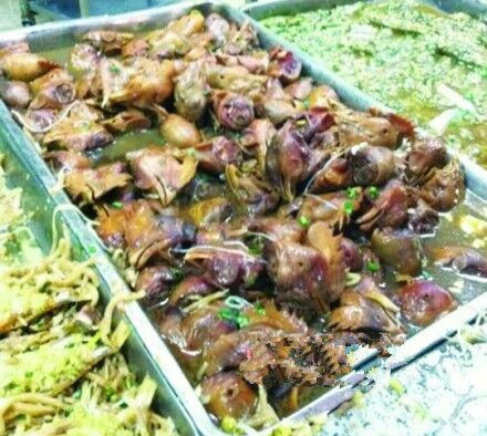 Đầu gà: Cứ cho rằng người Trung Quốc có ăn đầu gà thì đầu gà cũng là món ăn buồn tẻ, kém hấp dẫn. Và món ăn chỉ có độc một loại nguyên liệu là đầu gà như món này thì lại càng hiếm. Chưa kể cách bài trí của món ăn này trông như một đống phế liệu lổn nhổn.
