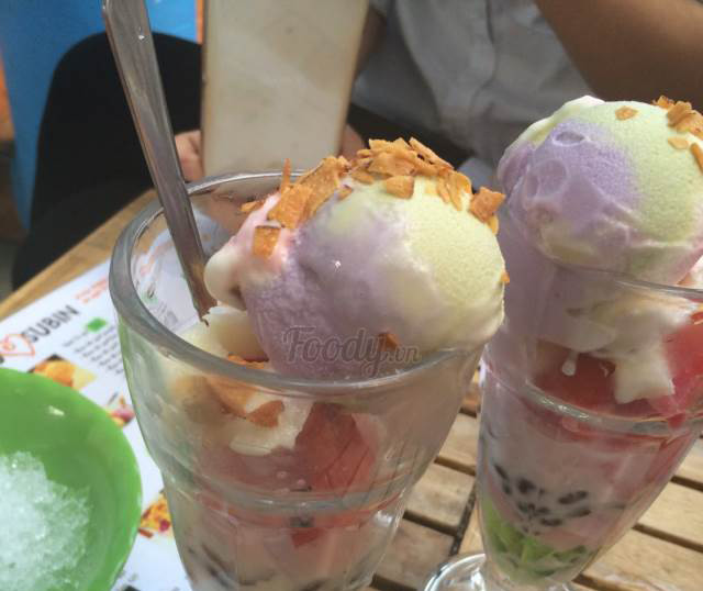 Chè mix: Đây là món chè trái cây thập cẩm gồm dưa hấu, mít, đỗ đen... Bên trên là một viên kem vị tự chọn. (Ảnh: Foody).