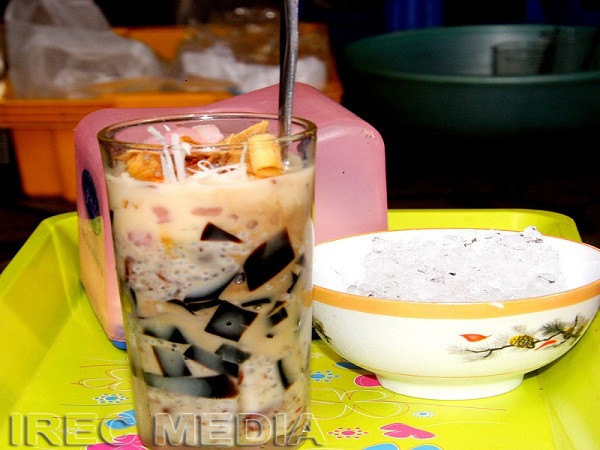 Chè Malaysia: Món chè lạ gồm có dừa khô, dừa non, trân châu, các loại thạch lạ lạ ở bên dưới. Nhìn qua, món chè này giống với chè thập cẩm bình thường nhưng ăn rất ngon vì các vị khá hoà quện .