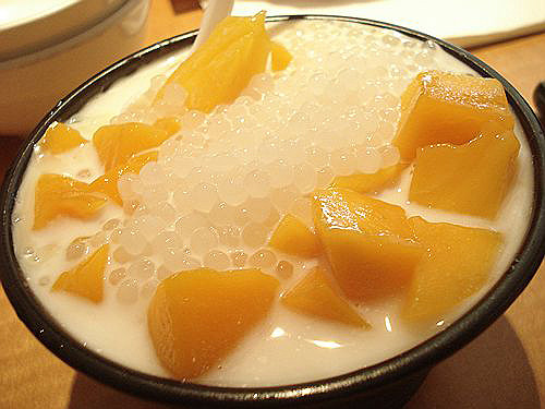 Chè xoài: Được làm từ xoài tươi xay, để lạnh và rưới một chút sữa nguyên kem lên trên. Dùng thìa nhỏ xắt một miếng chè xoài, cảm nhận vị thanh mát của xoài tươi xay, vị béo ngậy, ngọt ngào của sữa, có thể ăn mãi không chán… Chè xoài là món chè đặc biệt, chỉ ở đoạn phố Nguyễn Trường Tộ - Hàng Than mới có.