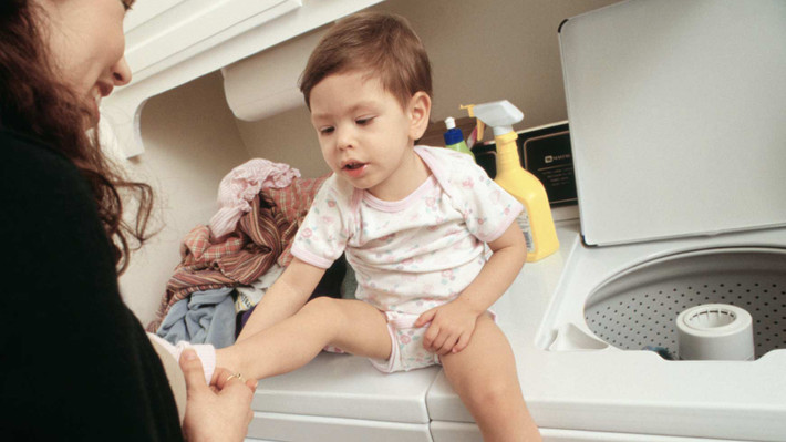 Một điều quan trọng nữa là dạy trẻ cách chờ đợi để rèn cho trẻ cách tự kiểm soát. Dạy trẻ rằng những người khác cũng có nhu cầu. Có thể rút ngắn thời gian chờ đợi bằng cách đưa cho trẻ một đồ chơi nào đó. Để trẻ chơi với những bạn cùng lứa là một cách rất tốt để trẻ học cách chia sẻ và chờ đến lượt. Nhờ sự chỉ bảo của cha mẹ và thường xuyên thực hành, con trẻ sẽ dần được trang bị những kỹ năng đương đầu với xung đột ở trường sau này.