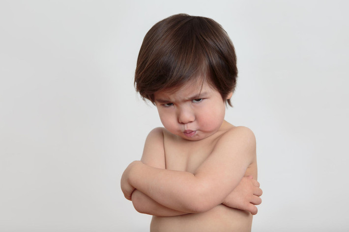 Độ tuổi này cha mẹ cần cho trẻ cơ hội để lựa chọn, tự đưa ra quyết định chơi gì, đọc gì, ăn gì... qua đó trẻ biết trẻ được tin tưởng và sẽ cảm thấy tự tin hơn. Cha mẹ cần để ý và nhận ra những cảm xúc của trẻ. Nhưng điều này không có nghĩa là cha mẹ luôn đáp ứng những đòi hỏi của trẻ. Chẳng hạn như có thể nói “Mẹ biết con không thích đi ngủ nhưng con đánh mẹ là không được, con có thể đánh cái gối này, hoặc mẹ con mình sẽ cùng đọc sách rồi đi ngủ”. Bằng cách gọi tên và nhận biết những cảm xúc của trẻ, cha mẹ đã giúp trẻ học cách kiểm soát cảm xúc – một kỹ năng quan trọng rất cần thiết cho sau này.