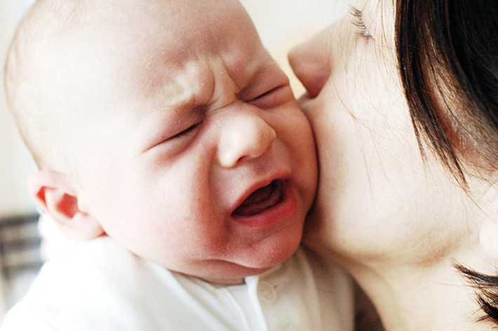 Dạy trẻ những hành động phù hợp như chỉ bảo cho trẻ biết được hay không được làm gì. Nếu trẻ ném bóng bừa bãi ra nhà, hãy đưa cho trẻ một chiếc thùng không để trẻ ném vào đó hoặc đưa trẻ ra ngoài chơi và chỉ cho trẻ biết những chỗ trẻ được phép ném bóng. Nhờ vậy trẻ có thể học hỏi từ những việc sai trái và kiểm soát năng lượng và sở thích một cách phù hợp khi trẻ lớn lên.